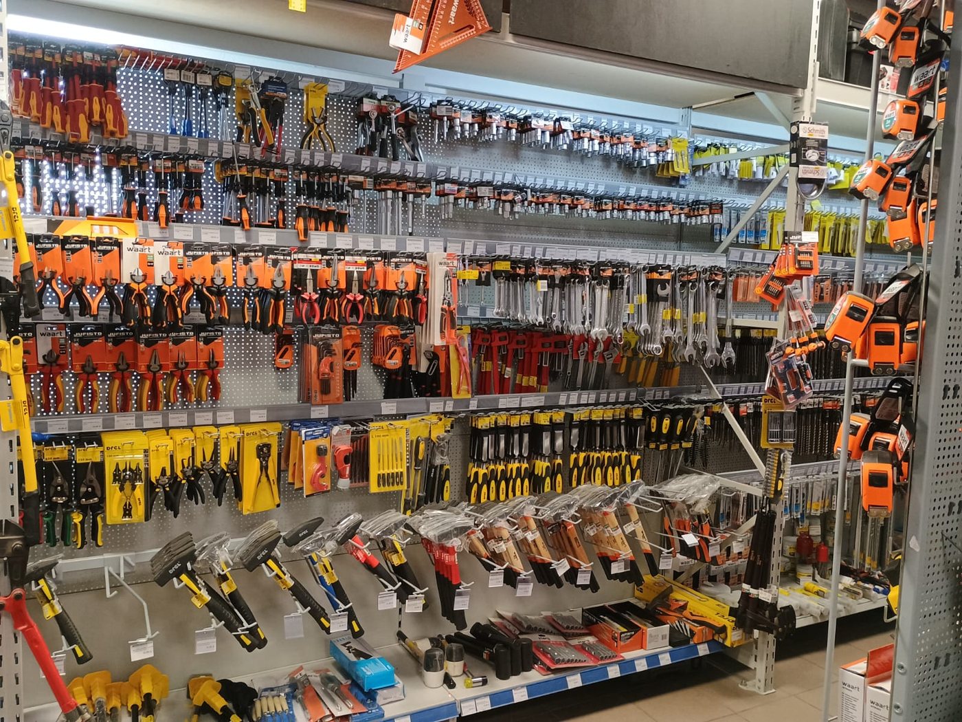 Materiały i regały ekspozycyjne dla partnerów
